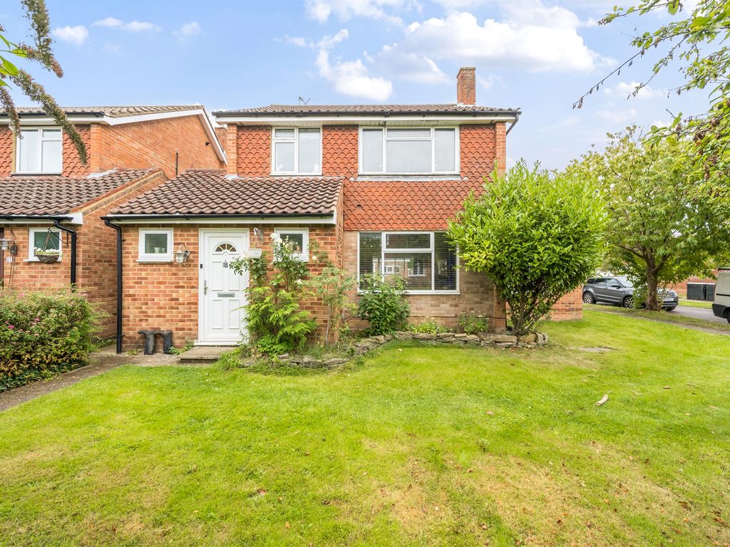 4 bed detached house for sale in Webster Close, Maidenhead SL6, £600,000
