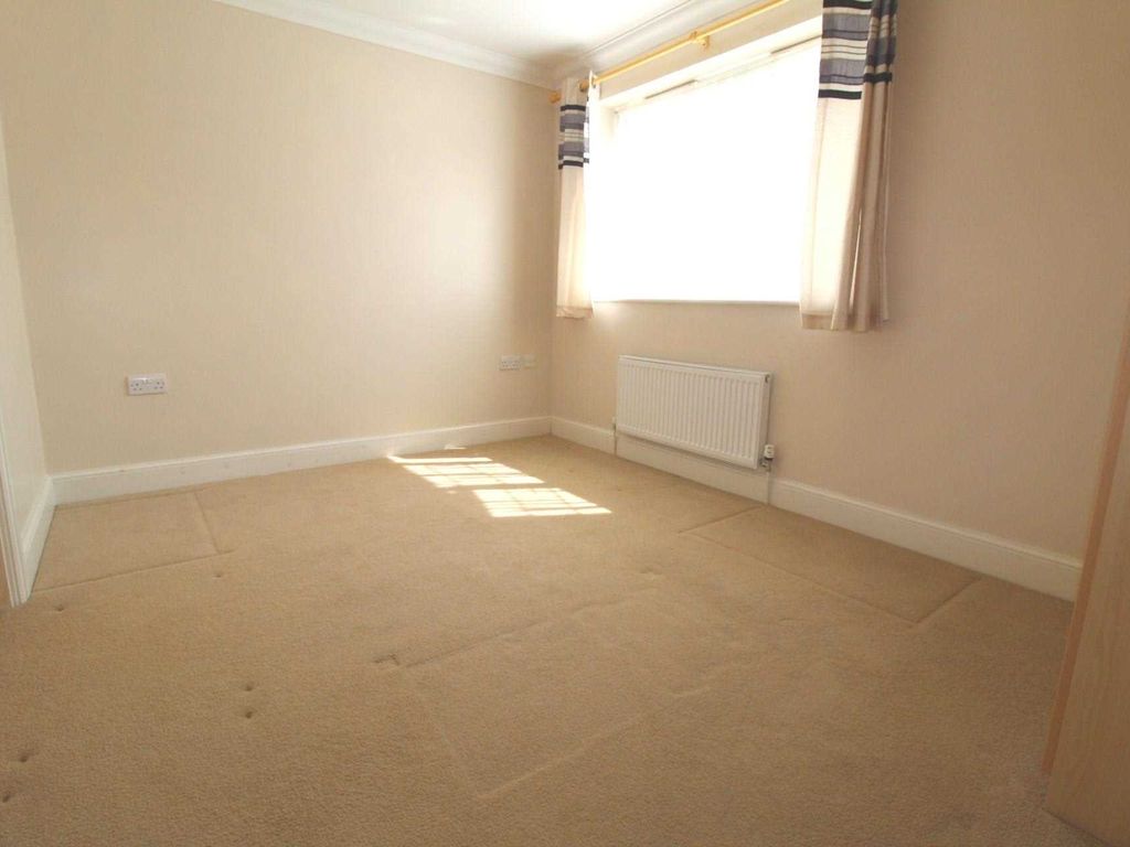 1 bed flat for sale in Ridge Way, High Wycombe HP13, £179,950