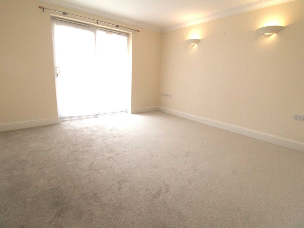 1 bed flat for sale in Ridge Way, High Wycombe HP13, £179,950