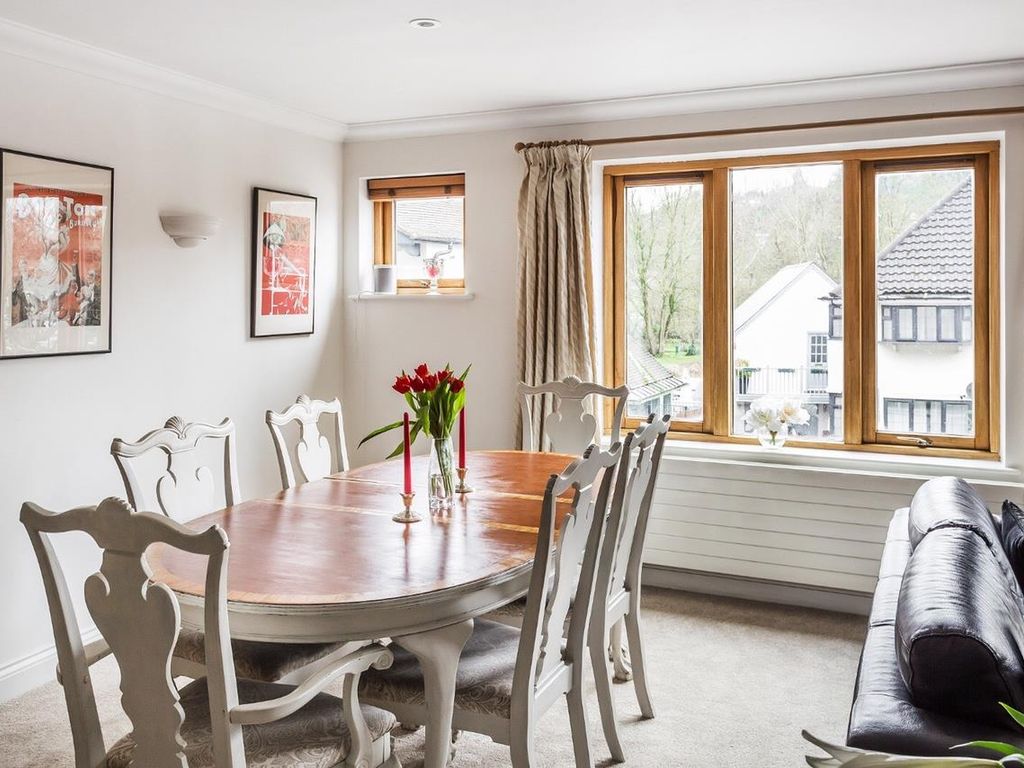 2 bed flat for sale in Millbrook, Guildford GU1, £599,000