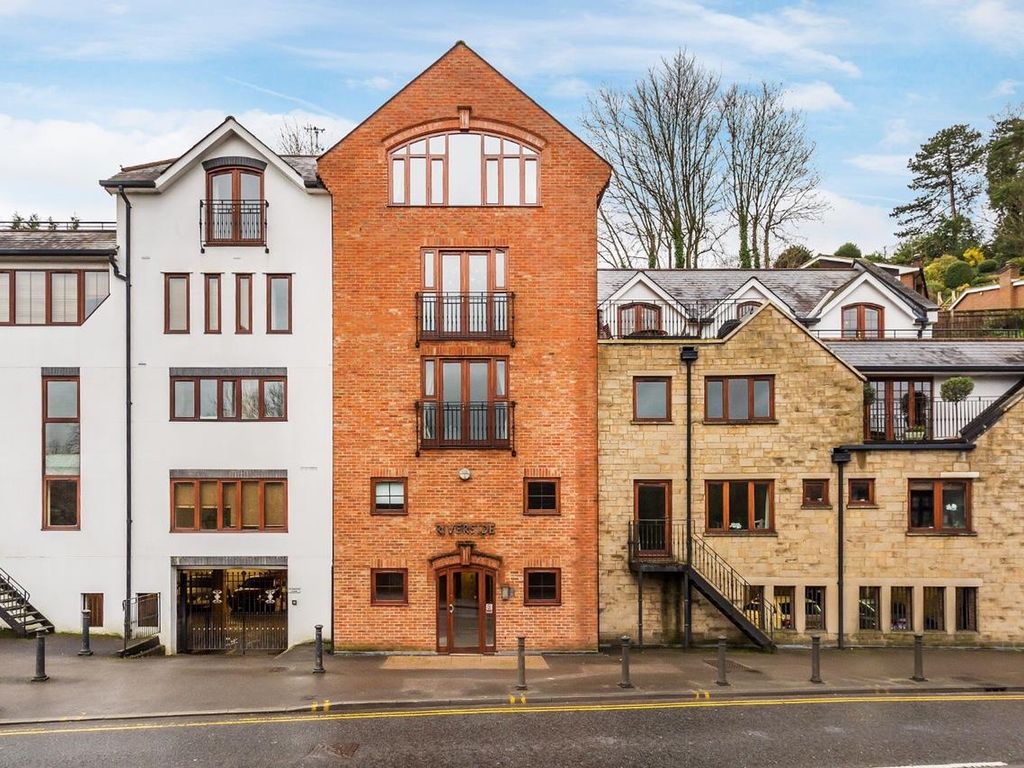 2 bed flat for sale in Millbrook, Guildford GU1, £599,000