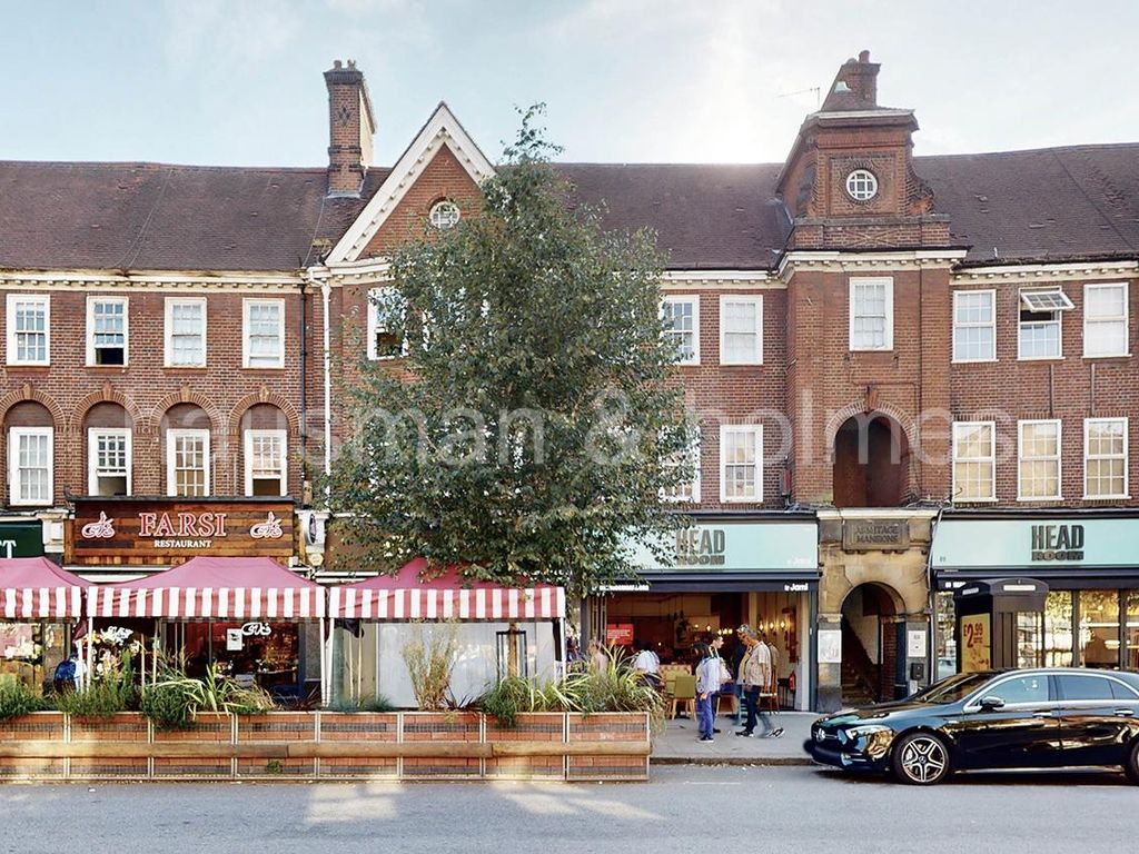 4 bed maisonette for sale in Golders Green Road, London NW11, £625,000