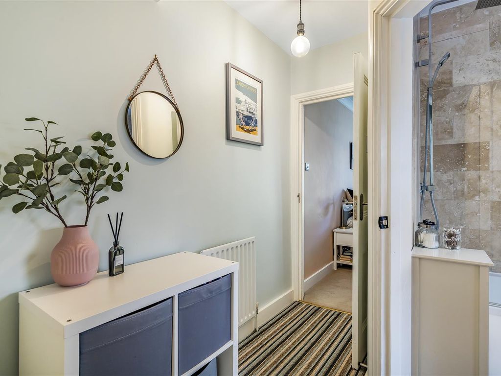 1 bed flat for sale in Ellerton Road, Surbiton KT6, £375,000