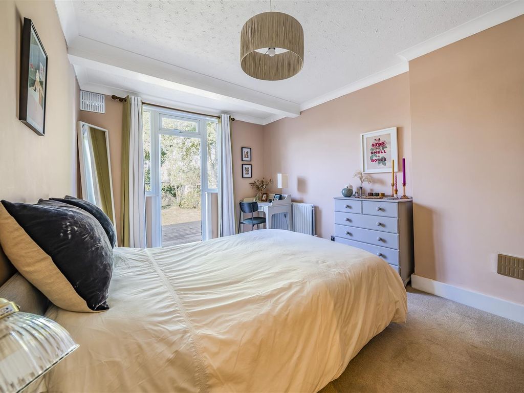 1 bed flat for sale in Ellerton Road, Surbiton KT6, £375,000
