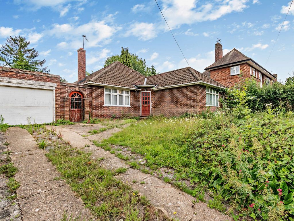 2 bed bungalow for sale in Cuckoo Hill, Pinner HA5, £650,000