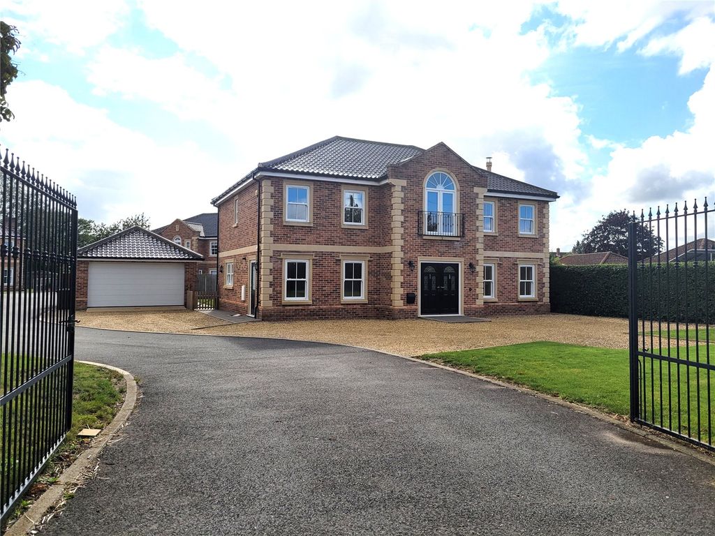 4 bed detached house for sale in Chestnut Drive, Attleborough, Norfolk NR17, £795,000