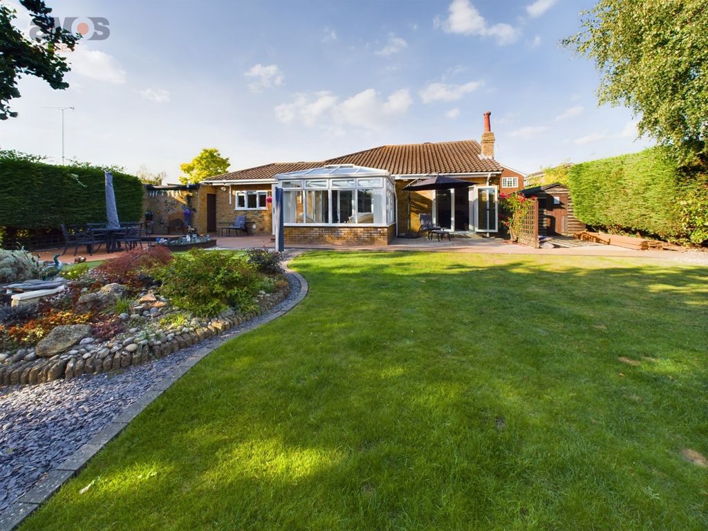 3 bed detached bungalow for sale in Branksome Avenue, Hockley SS5, £650,000