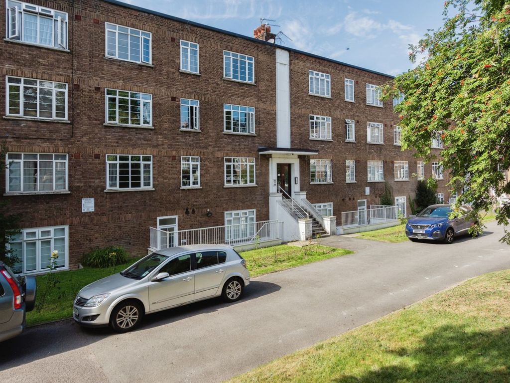 3 bed flat for sale in St. Peters Road, South Croydon CR0, £290,000