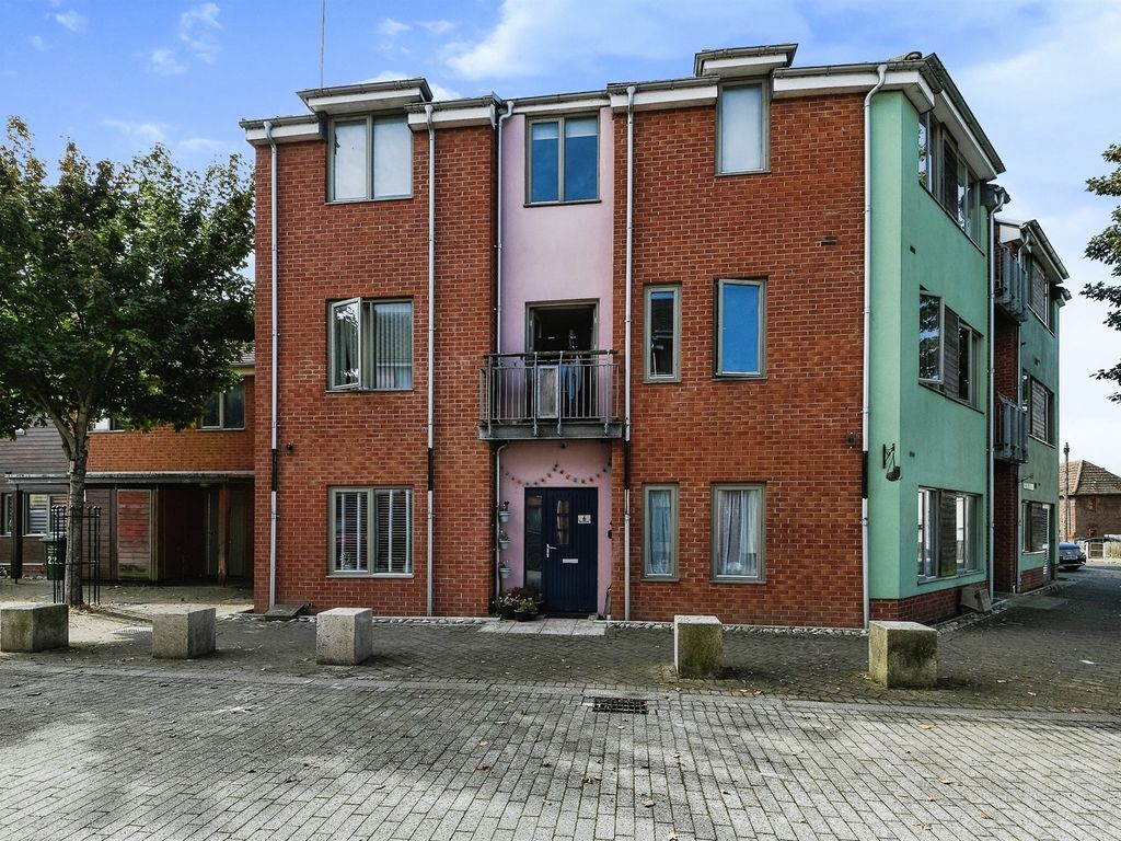 2 bed flat for sale in The Portway, King's Lynn PE30, £105,000