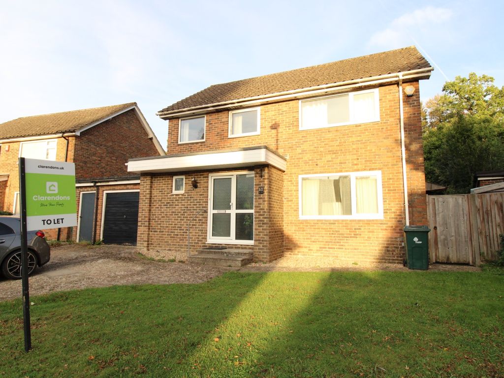 4 bed detached house to rent in Woodlands, Crawley RH10, £1,950 pcm