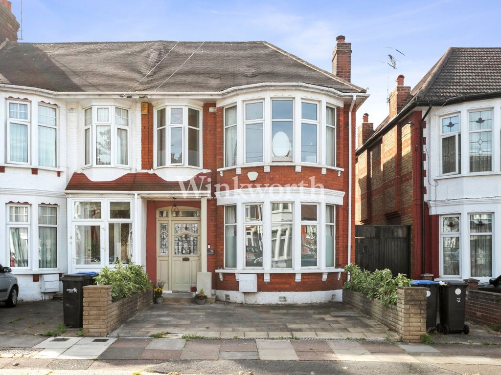 3 bed end terrace house for sale in Berkshire Gardens, London N13, £650,000