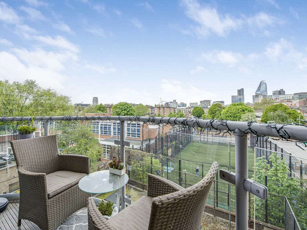 2 bed flat for sale in Borough High Street, London SE1, £650,000