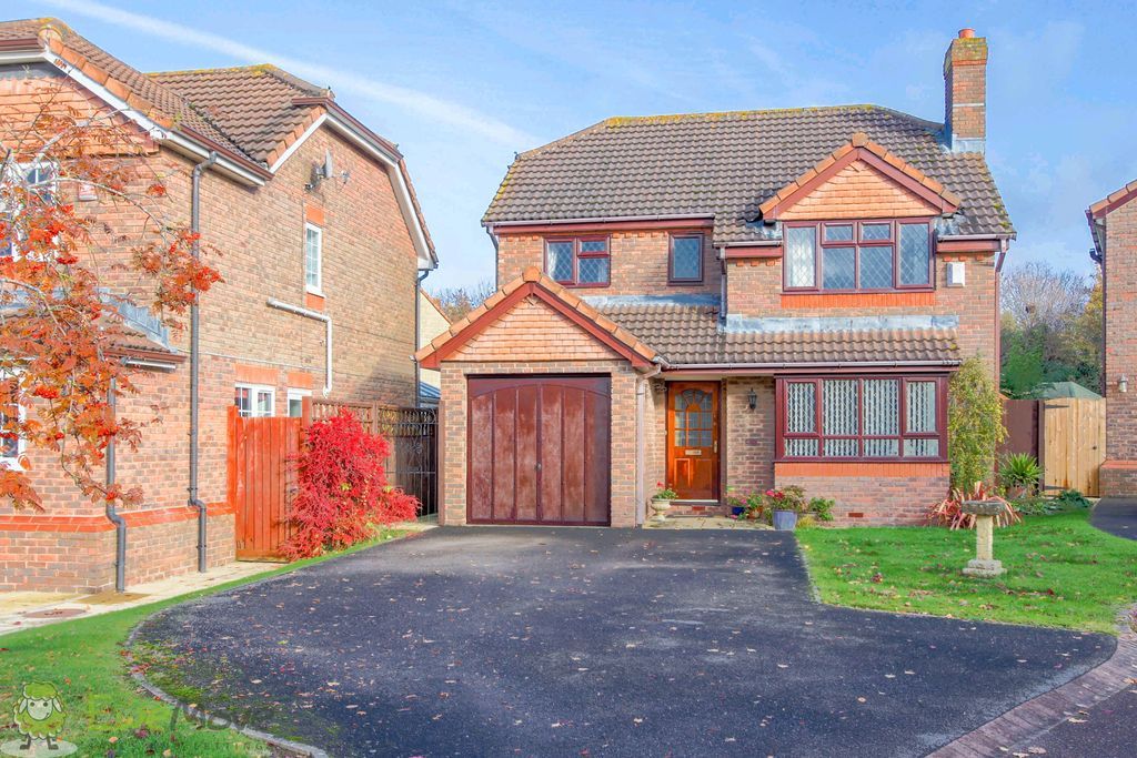 4 bed detached house to rent in Yarlington Close, Bishops Cleeve, Cheltenham GL52, £1,650 pcm