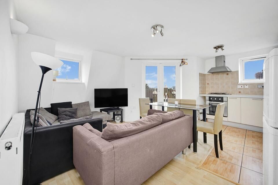 2 bed flat for sale in Verney Road, London SE16, £340,000