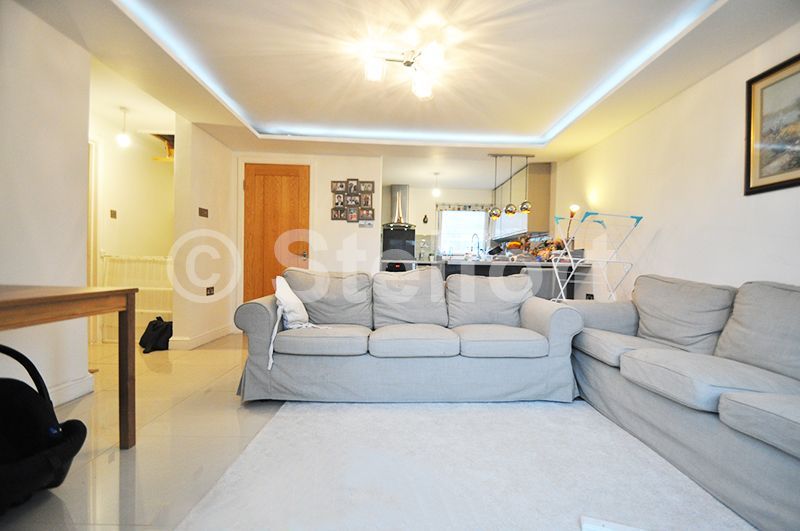 2 bed flat for sale in Linden Walk, London N19, £400,000