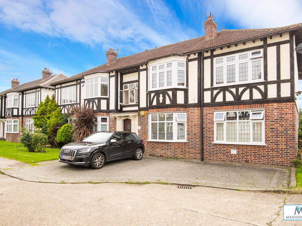 2 bed flat for sale in Algers Close, Loughton, Essex IG10, £375,000