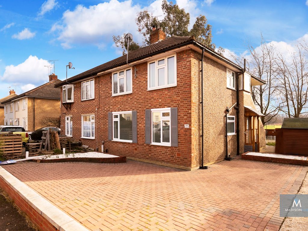 2 bed flat for sale in River Way, Loughton, Essex IG10, £375,000