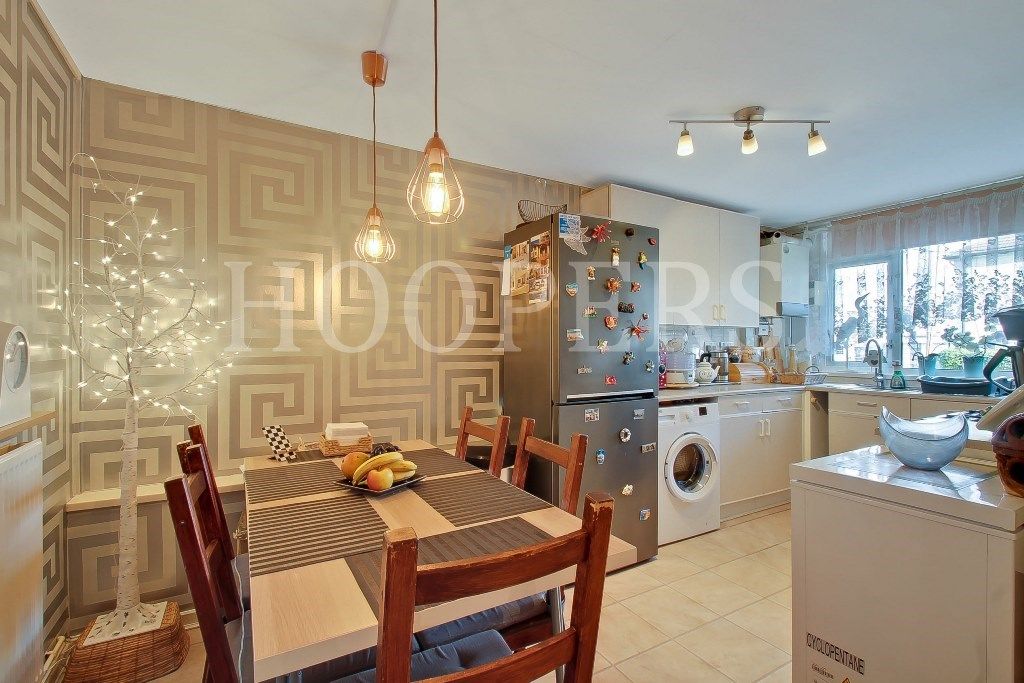 2 bed flat for sale in Pitfield Way, London NW10, £350,000