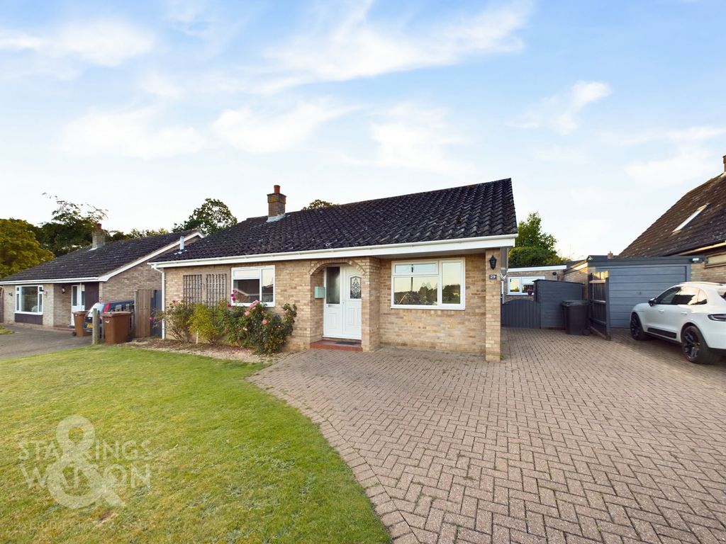 4 bed detached bungalow for sale in St. Georges Close, Thurton, Norwich NR14, £375,000