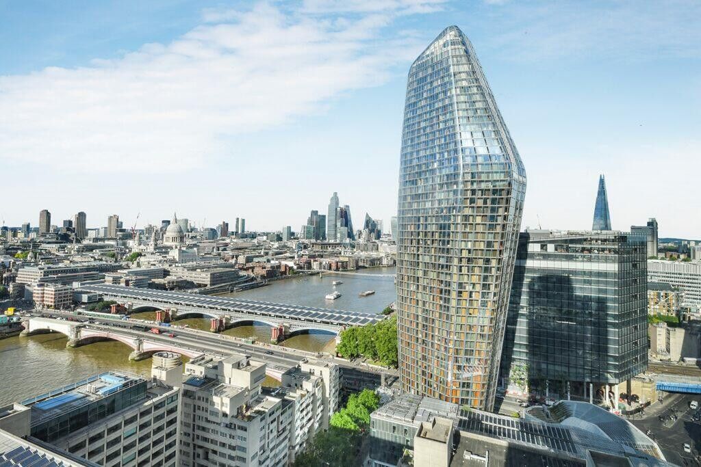 1 bed flat for sale in Blackfriars Road, London SE1, £900,000