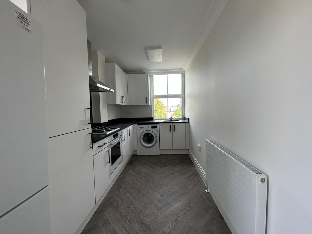 2 bed flat to rent in The Mall, London W5, £2,800 pcm