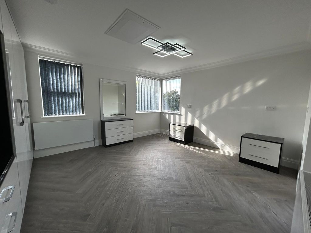2 bed flat to rent in The Mall, London W5, £2,800 pcm