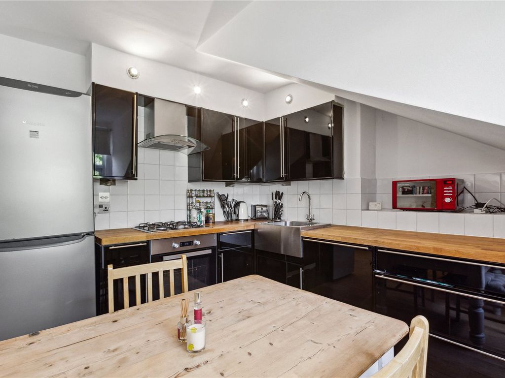 2 bed flat for sale in Arlingford Road, London SW2, £500,000