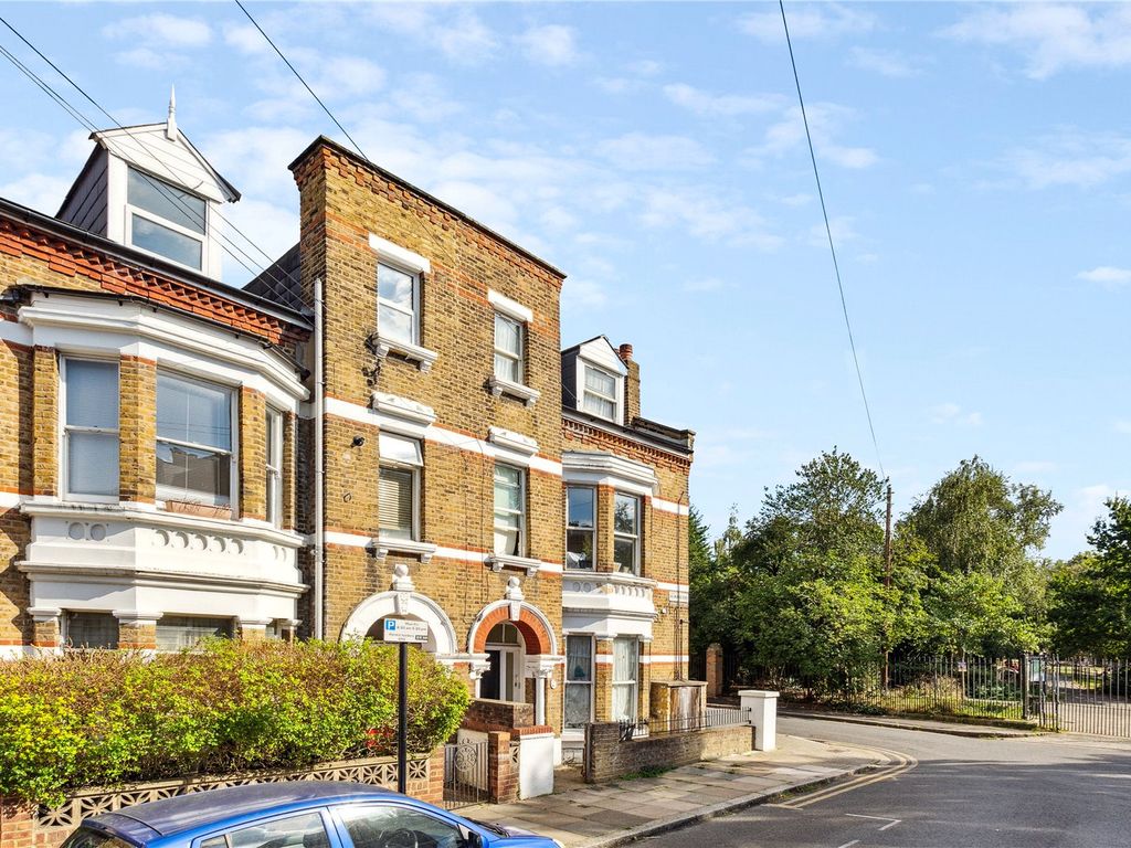 2 bed flat for sale in Arlingford Road, London SW2, £500,000
