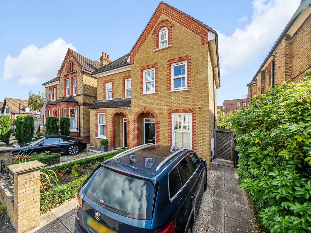 1 bed flat for sale in Vicarage Road, Hampton Wick KT1, £399,950
