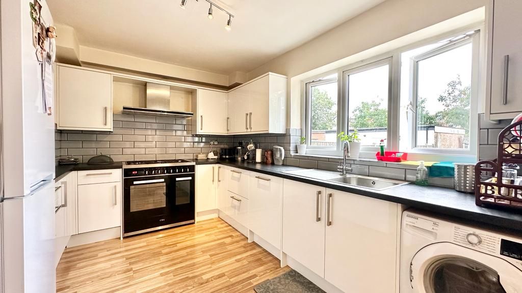 5 bed end terrace house for sale in Coniston Gardens, Ilford IG4, £700,000