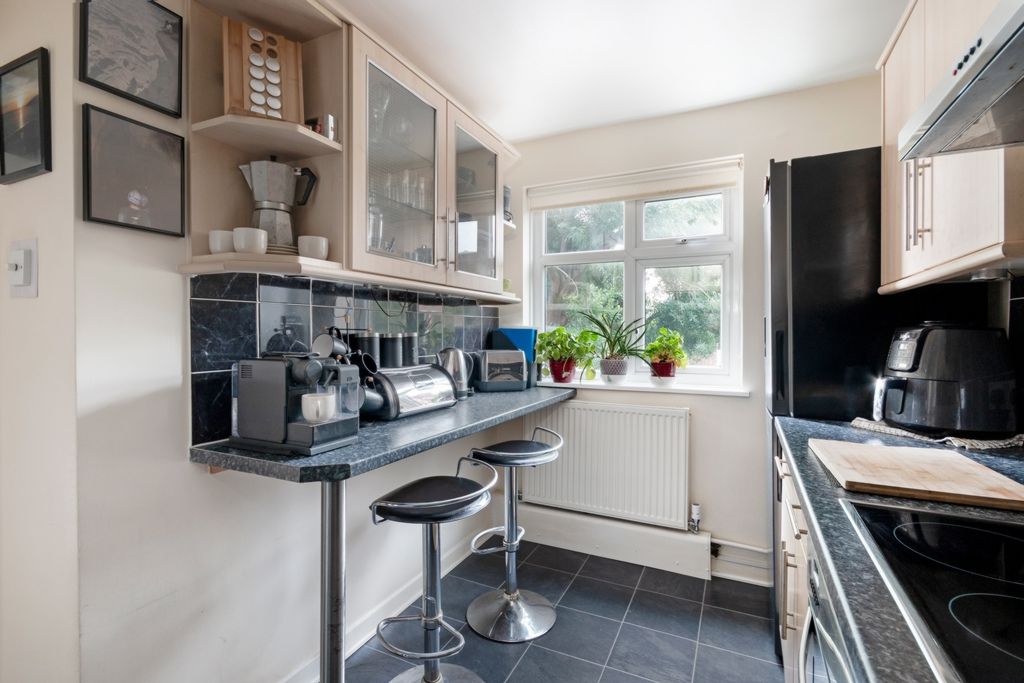 1 bed flat for sale in St. Ann's Hill, Wandsworth SW18, £345,000