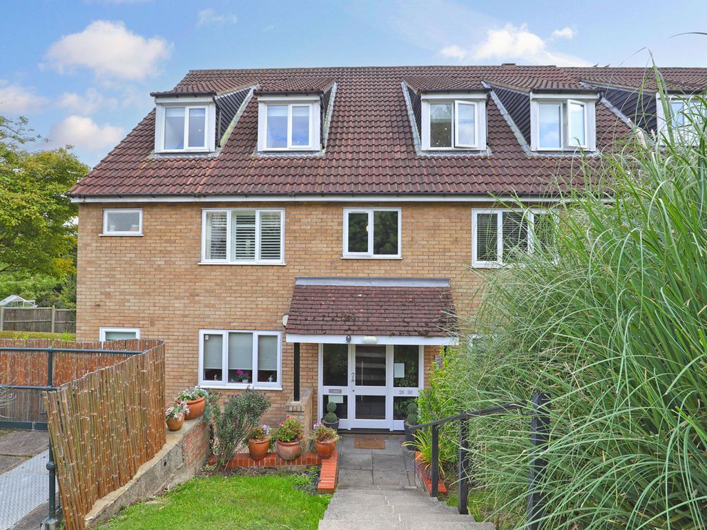 2 bed flat for sale in Goldings Road, Loughton, Essex IG10, £495,000