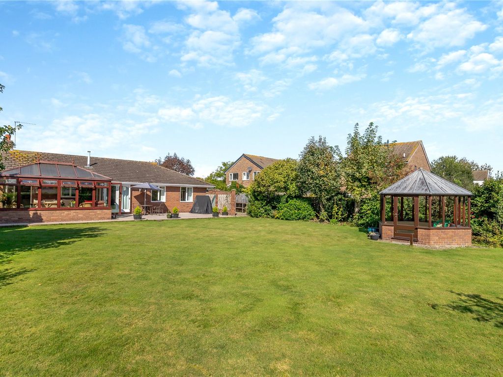 3 bed bungalow for sale in Farndon, Chester, Cheshire CH3, £695,000