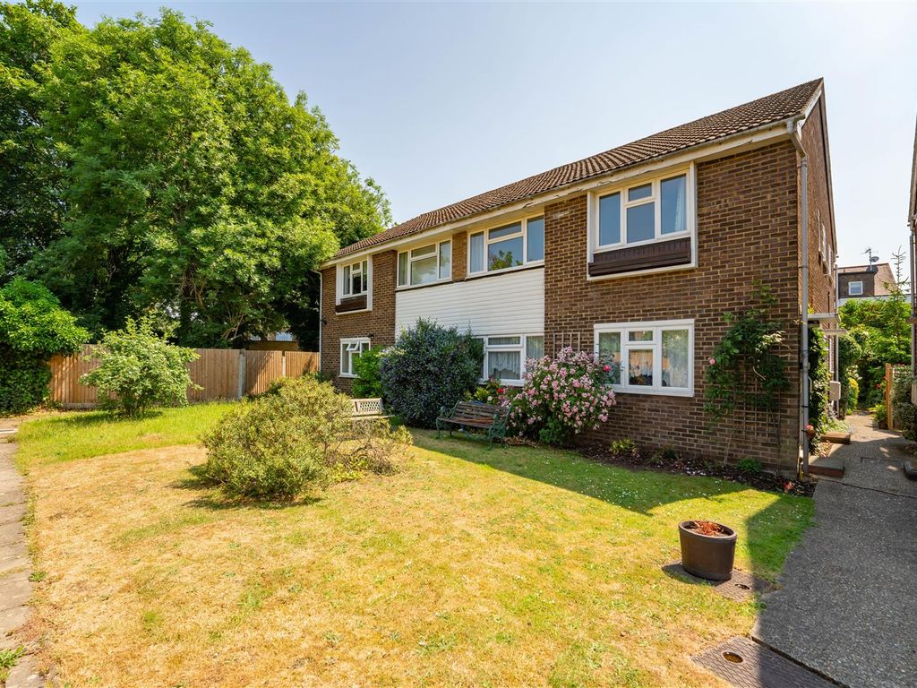 2 bed flat for sale in Brentmead Close, London W7, £429,950