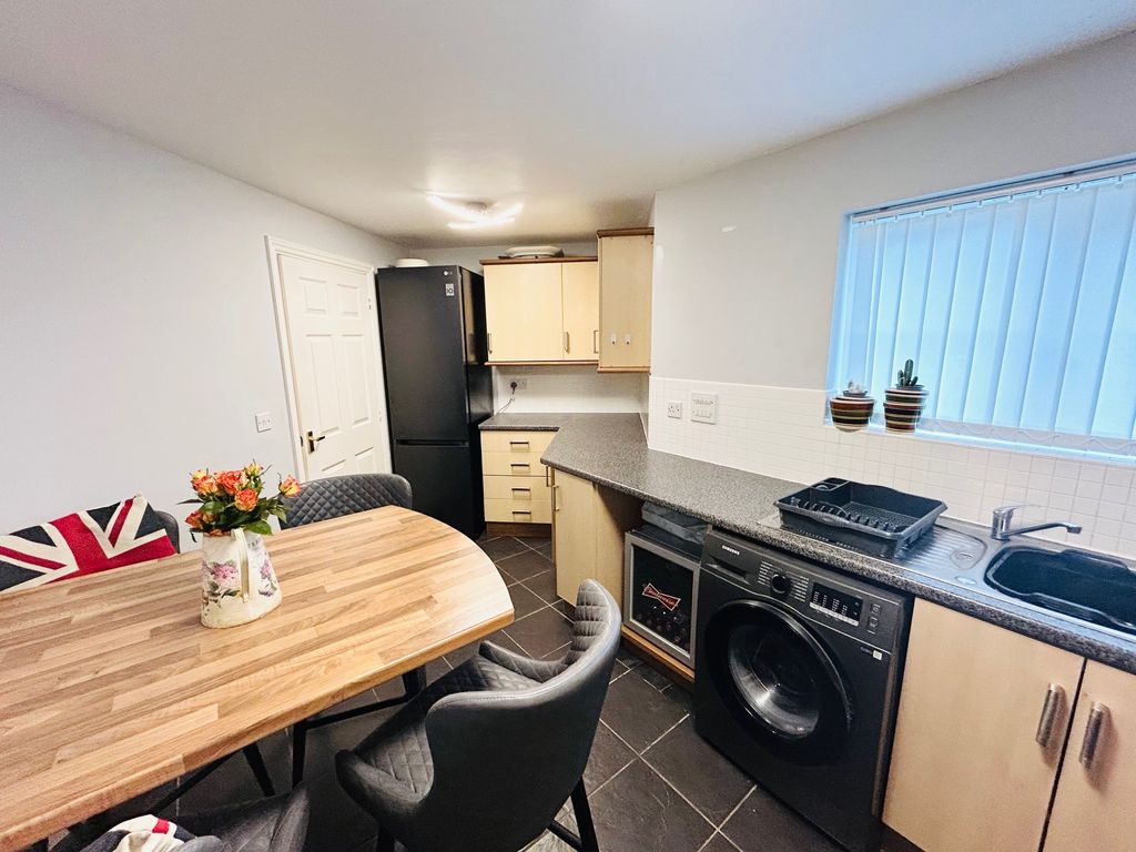 2 bed flat for sale in Bean Drive, Tipton DY4, £120,000