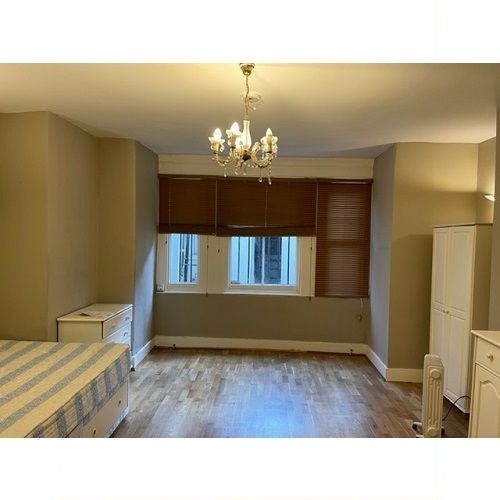 Studio to rent in Holland Road, Holland Park/Shepherds Bush W14, £1,300 pcm