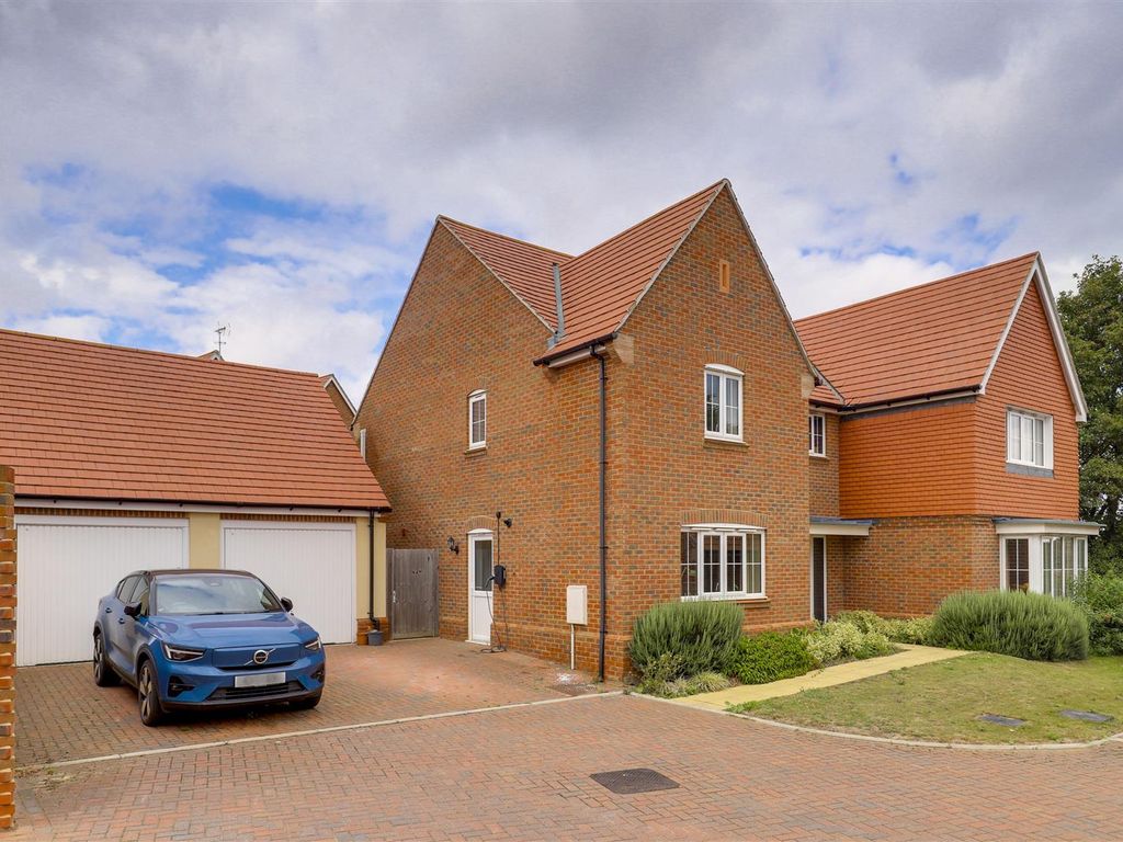 5 bed detached house for sale in Arnold Place, Thaxted, Dunmow CM6, £725,000