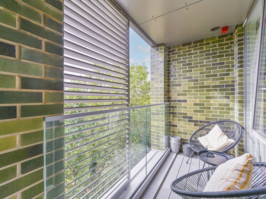 1 bed flat for sale in Woods Road, Peckham, London SE15, £400,000
