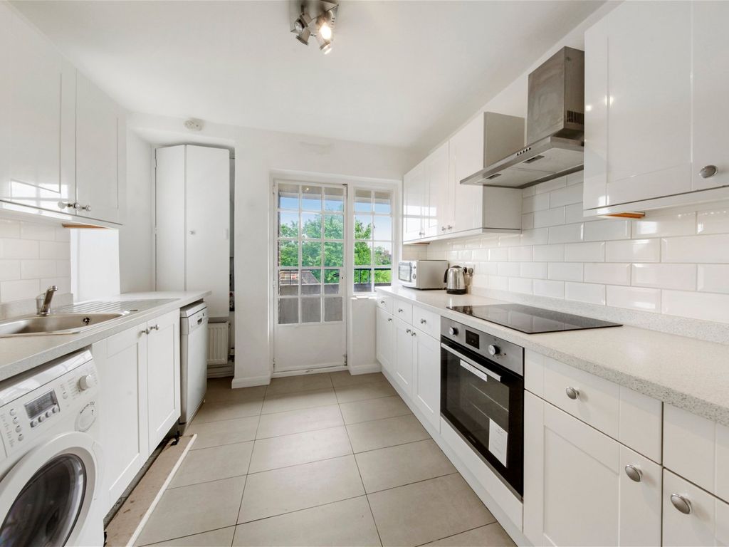 2 bed flat for sale in Finchley Road, Temple Fortune NW11, £425,000