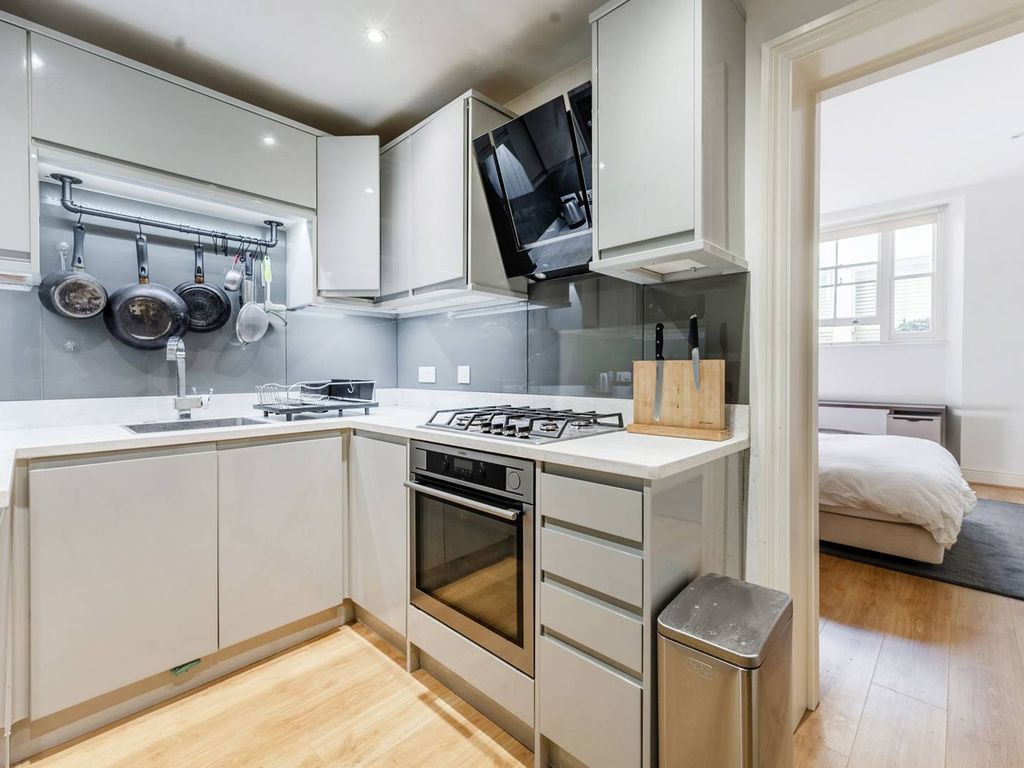 1 bed flat for sale in Cornwall Gardens, South Kensington, London SW7, £775,000