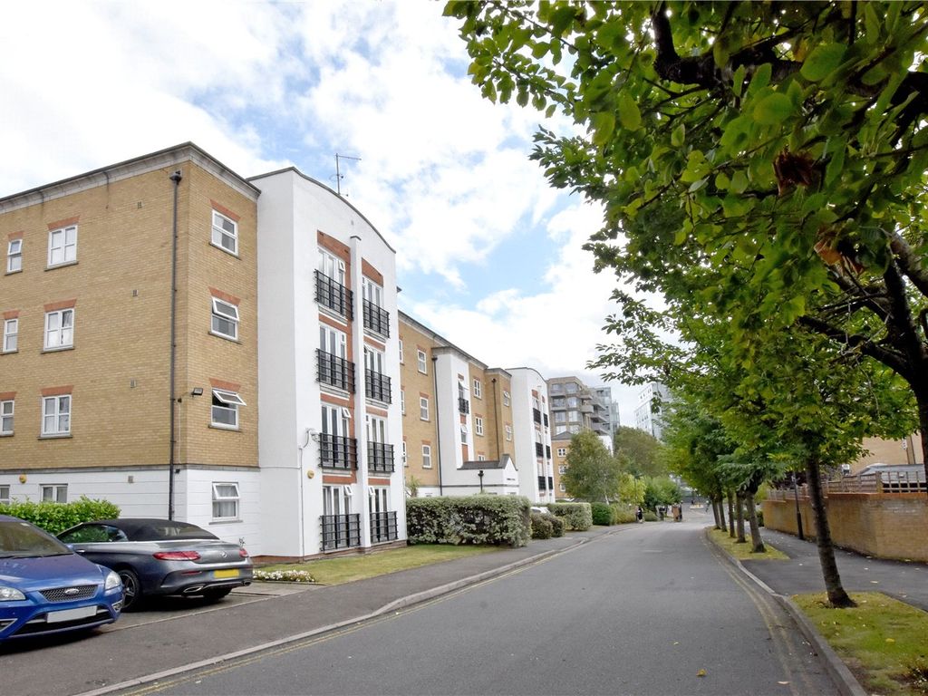 2 bed flat for sale in Corbidge Court, Glaisher Street SE8, £435,000