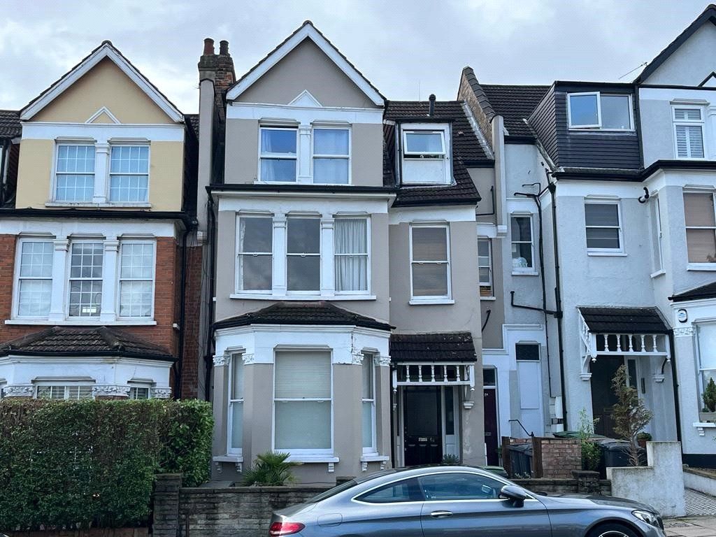 2 bed flat for sale in Alexandra Park Road, London N10, £375,000