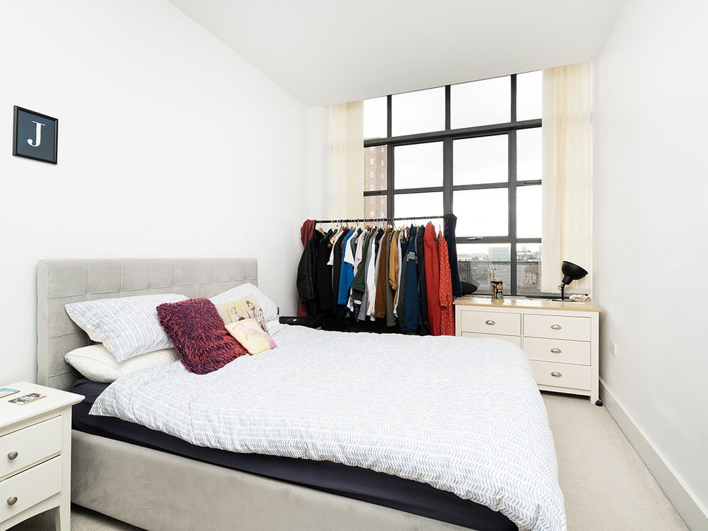 2 bed flat for sale in Chatham Place, Hackney E9, £625,000