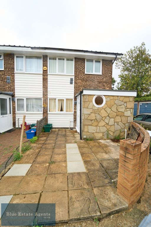 3 bed end terrace house for sale in Beechcroft Close, Hounslow TW5, £459,950