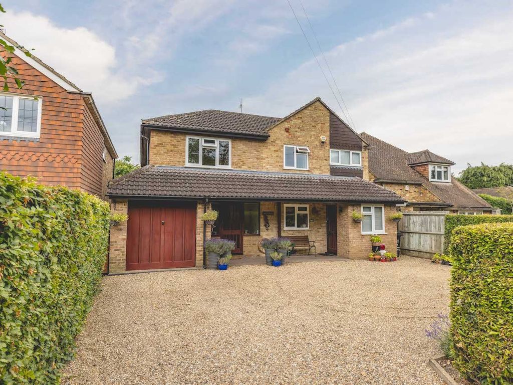 5 bed detached house to rent in Copthall Corner, Chalfont St Peter SL9, £3,250 pcm