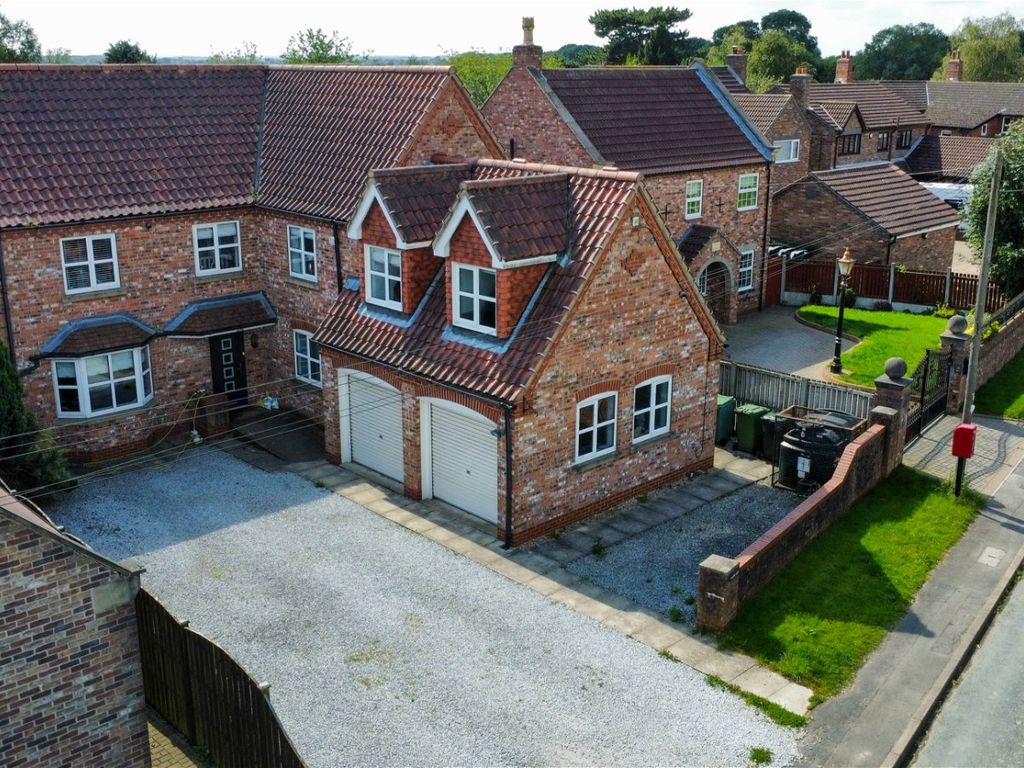 5 bed detached house for sale in Main Street, Great Heck DN14, £600,000