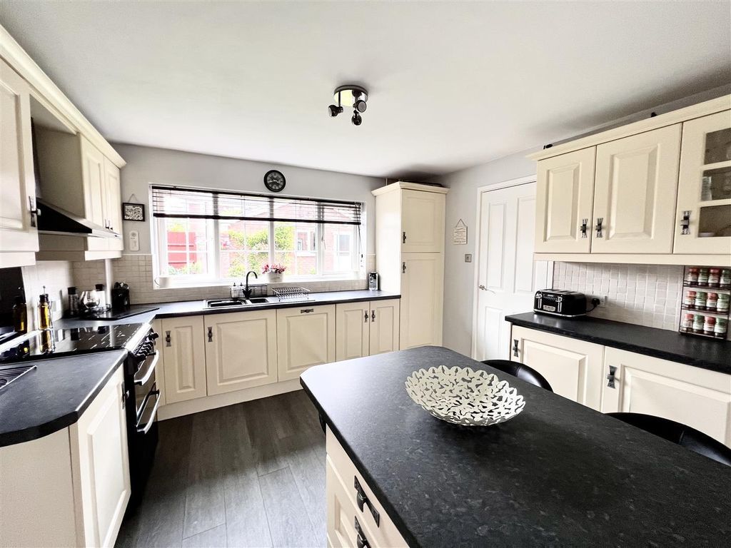 4 bed detached house for sale in Aquitaine Close, Enderby, Leicester LE19, £375,000