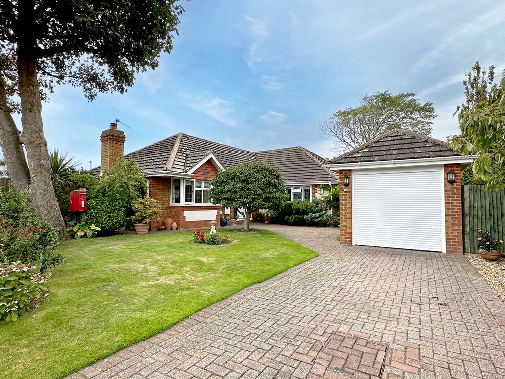 3 bed detached bungalow for sale in Woodstock Gardens, Aldwick, Bognor Regis, West Sussex PO21, £795,000