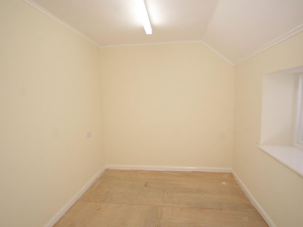 Commercial property to let in Market Street, Oakham, Rutland LE15, £5,500 pa