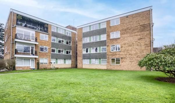 2 bed flat to rent in Coppice Close, Dove House Lane, Solihull B91, £1,200 pcm